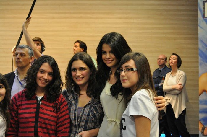 24609_378323550974_7961985974_3844873_4960403_n - selena