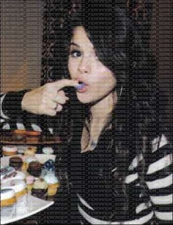 2972392095_2b1be66a0a - selena