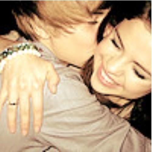 bieber323_0 - selena