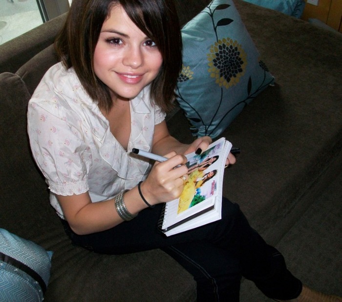 selena_gomez_1large - selena