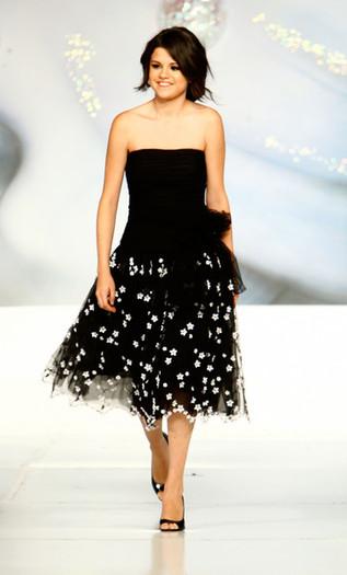 Selena+Gomez+5th+Annual+Runway+Life+EAfqbwnLhL4l - selena