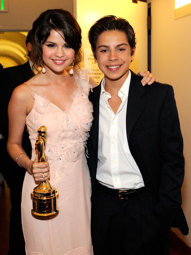Selena+Gomez+2009+ALMA+Awards+Backstage+Audience+_-fZZ75dUvLl - selena