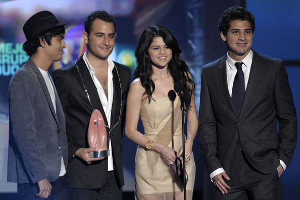 Selena+Gomez+Los+Premios+MTV+2009+Show+eQpLORzPq-hl - selena