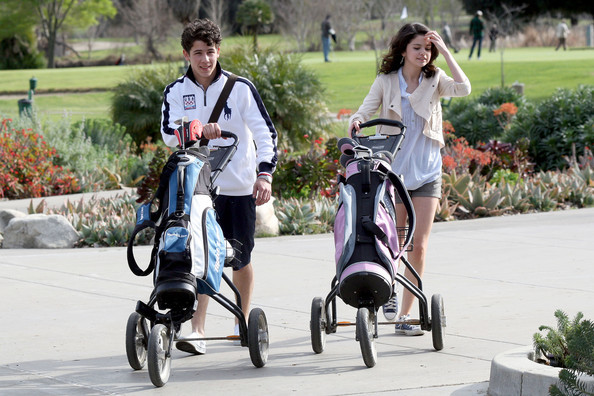 Selena+Gomez+Nick+Jonas+Leaves+House+dOfUkJvf4nkl - selena