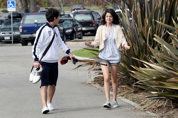 Selena+Gomez+Nick+Jonas+Leaves+House+tYpyytz1-hUl - selena