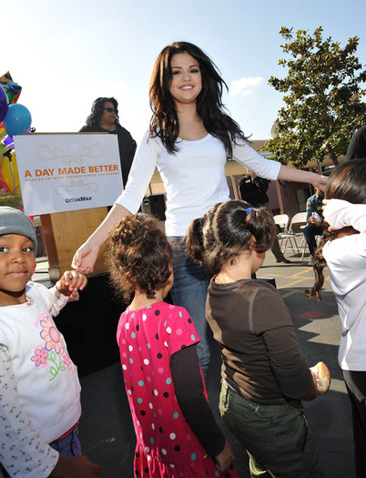 Selena+Gomez+OfficeMax+Presents+Day+Made+Better+LhvMp8wk_bKl - selena