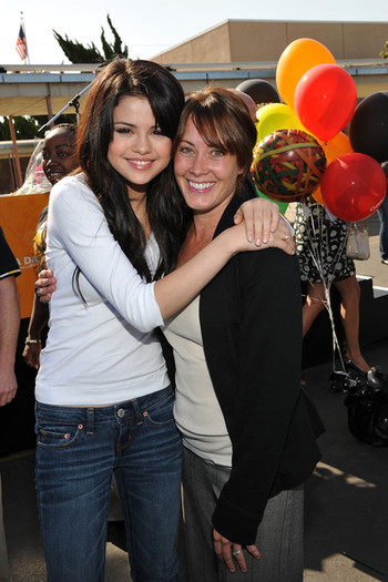 Selena+Gomez+OfficeMax+Presents+Day+Made+Better+nq5UiaFWCLxl - selena