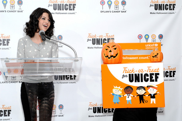 Selena+Gomez+Selena+Gomez+Dylan+Candy+Bar+IF2Lc4eIk7nl