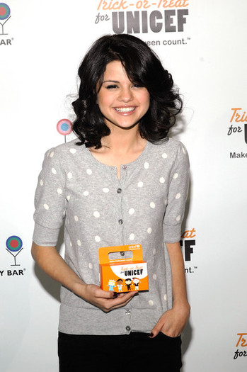 Selena+Gomez+Selena+Gomez+Dylan+Candy+Bar+XKGfZnkRjFol - selena
