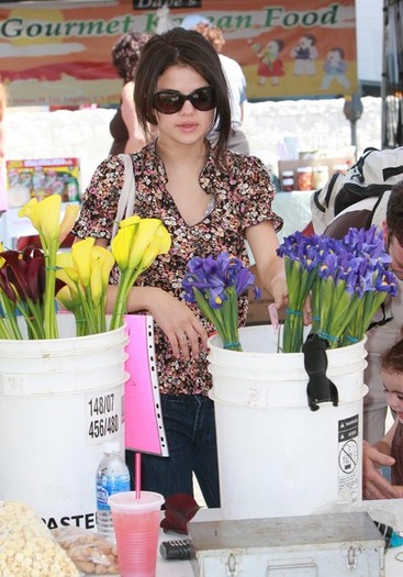 Selena+Gomez+Selena+Gomez+Family+Out+Farmers+hcrhQ7smArgl