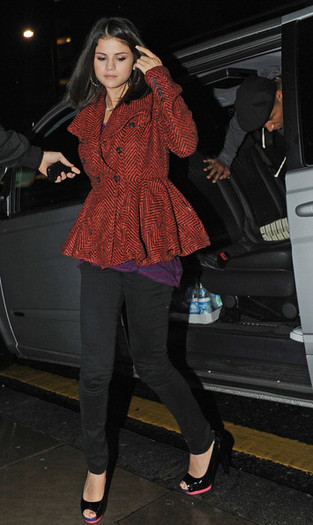 Selena+Gomez+Selena+Gomez+Gets+Indian+Dinner+An5I6of8XgGl