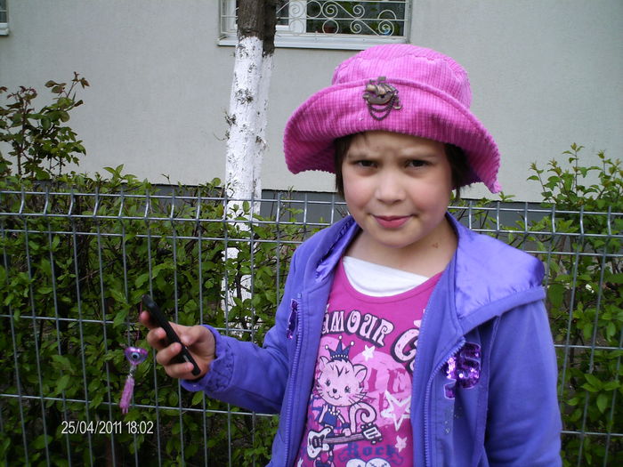 avem si telefon..mobil..