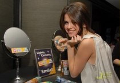 20471378_UCIODVEQF - Demy lovato