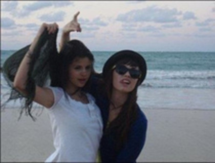 14385414_ECRELGLOF - selena mary gomez