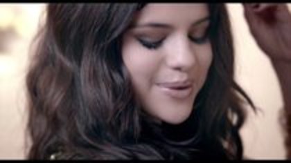 27585376_CTFBYUFUV - selena gomez round and round