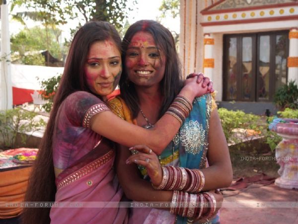 33132-parul-chauhan-and-sarah-khan[1] - THE BEST FRIENDS FOREVER