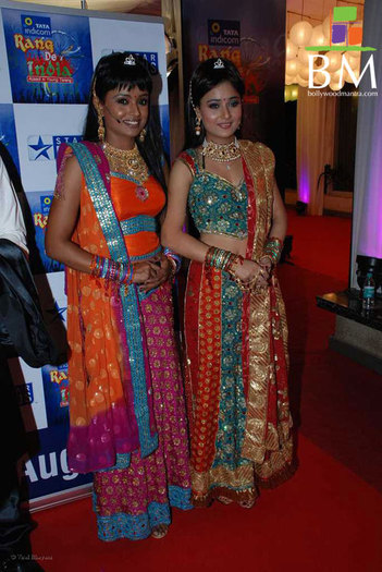 parul-chauhan_sarah-khan___44104 - THE BEST FRIENDS FOREVER