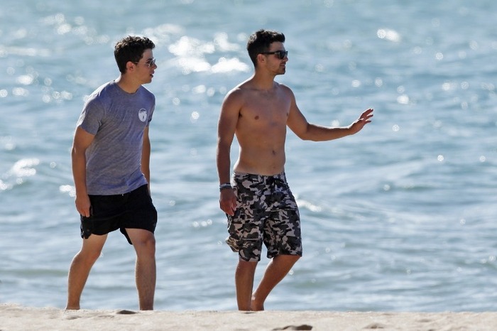 Joe-e-Nick-na-praia-do-Hava-nick-jonas-21366199-1400-933 - Hawai fara mne al drakuuu XD