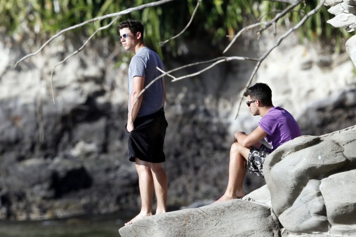 Joe-e-Nick-na-praia-do-Hava-nick-jonas-21366238-1400-933 - Hawai fara mne al drakuuu XD