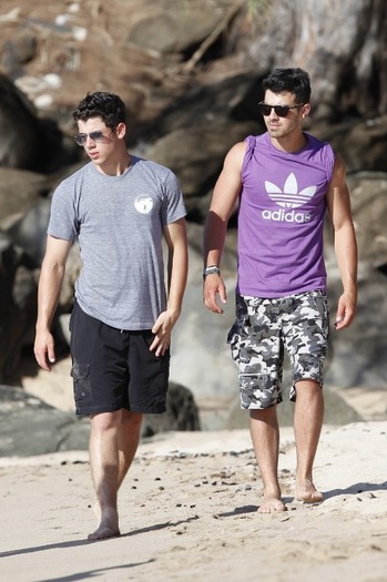 Joe-e-Nick-na-praia-do-Hava-nick-jonas-21366261-933-1400 - Hawai fara mne al drakuuu XD