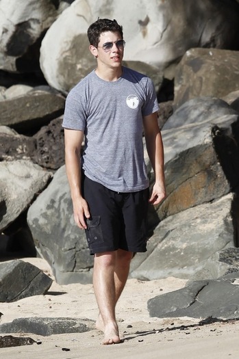 Joe-e-Nick-na-praia-do-Hava-nick-jonas-21366275-933-1400 - Hawai fara mne al drakuuu XD