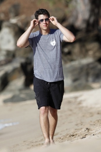 Joe-e-Nick-na-praia-do-Hava-nick-jonas-21366305-933-1400 - Hawai fara mne al drakuuu XD