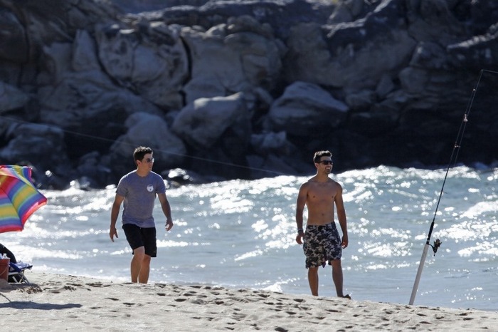 Joe-e-Nick-na-praia-do-Hava-nick-jonas-21366315-1400-933