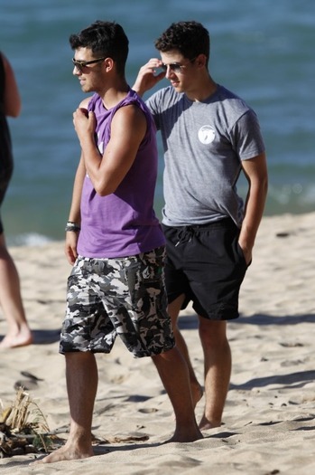 Joe-e-Nick-na-praia-do-Hava-nick-jonas-21366403-933-1400