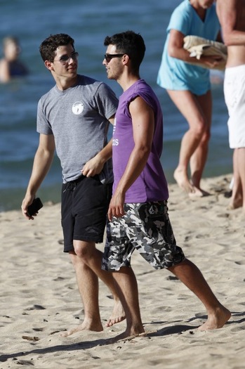 Joe-e-Nick-na-praia-do-Hava-nick-jonas-21366469-933-1400 - Hawai fara mne al drakuuu XD