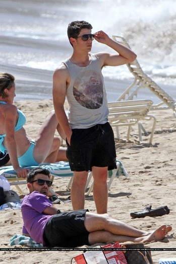 Nick-e-Joe-em-Praia-no-Hava-nick-jonas-21303657-1666-2500