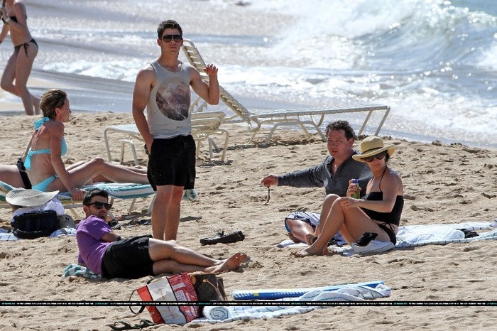 Nick-e-Joe-em-Praia-no-Hava-nick-jonas-21303696-2500-1666