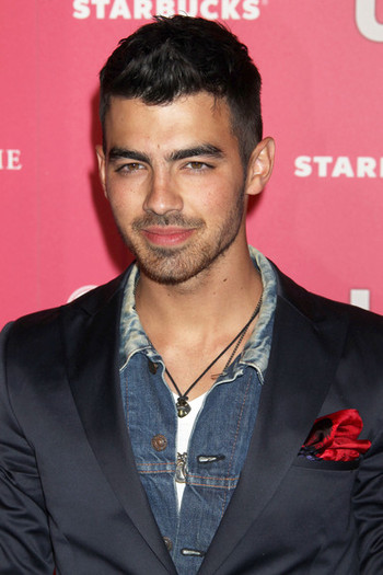 Joe+Jonas+Weekly+Hot+Hollywood+Party+Arrivals+Q-RnjPWytTxl