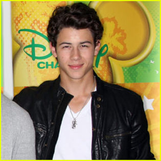 nick-jonas-les-miserables-west-end; SELLY ESTE CEA MAI FASHION!!!CASTIGATOAREA ESTE....
