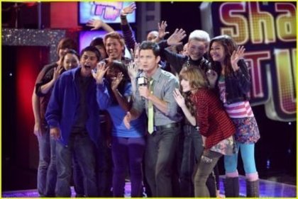 Shake-it-Up-Promo-Stills-shake-it-up-16637772-400-268 - Shake it Up