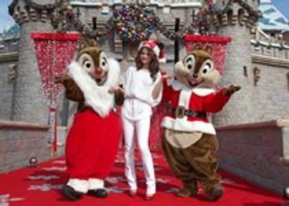 Selena Gomez si Chip&Dale