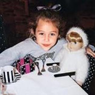la 5 ani - Miley Cyrus-Varste