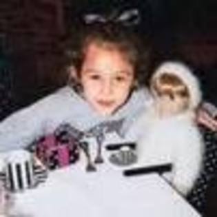 la 8 ani - Miley Cyrus-Varste