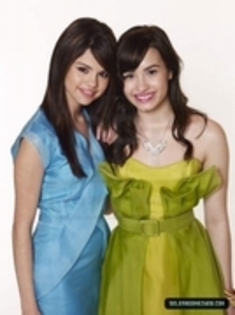 11634970_OMRHDOKEN - Demi Lovato si Selena Gomez