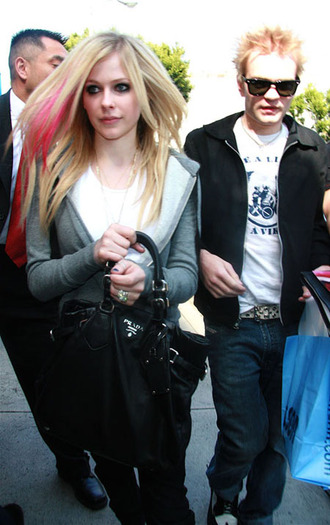 avril-lavigne-pregnant-2 - avril lavinge