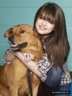 normal_156 - Selena Gomez cu breton si un catelus