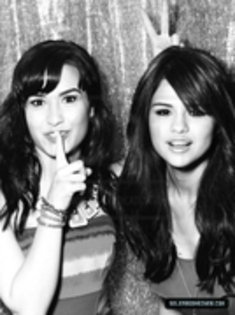 normal_64 - Demi Lovato Si Selena Gomez Alb Negru