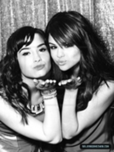 normal_66 - Demi Lovato Si Selena Gomez Alb Negru