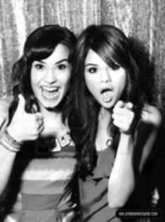 normal_67 - Demi Lovato Si Selena Gomez Alb Negru