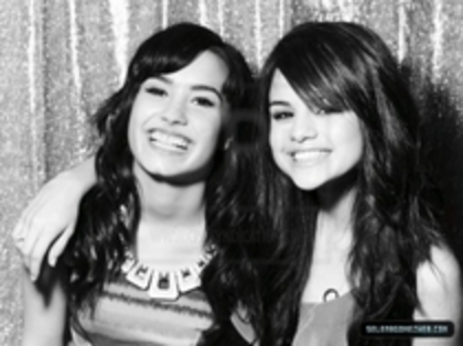 normal_68 - Demi Lovato Si Selena Gomez Alb Negru