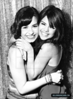 normal_70 - Demi Lovato Si Selena Gomez Alb Negru