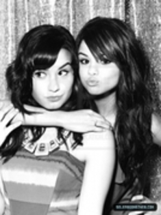 normal_71 - Demi Lovato Si Selena Gomez Alb Negru
