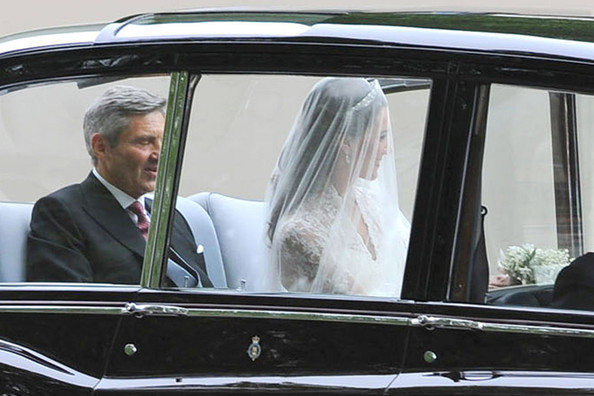 Kate+Middleton+Queen+Elizabeth+II+Arrives+d8r3otQpaI-l