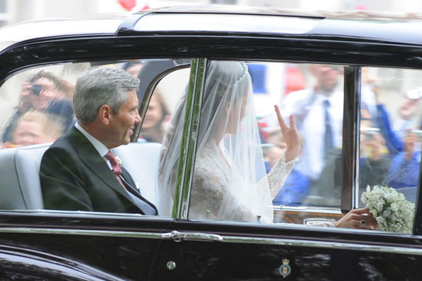 Kate+Middleton+Queen+Elizabeth+II+Arrives+dRt5Wr2b5IGl