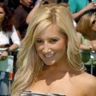 30721743_IGMTHHUYA - Ashley Tisdale-Poze personale si normale