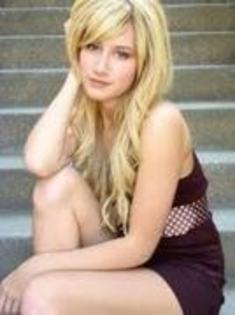 30722211_EAZHRVWCE - Ashley Tisdale-Poze personale si normale